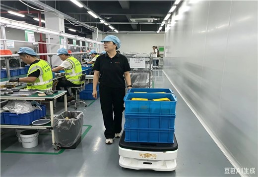 天金冈潜伏式AGV机器人，助力纺织车间实现物料自动化转运