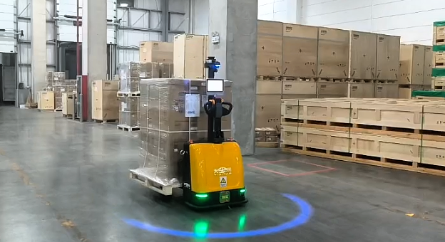 服饰企业柔性生产新搭档！天金冈AGV搬运叉车适配多款式流转