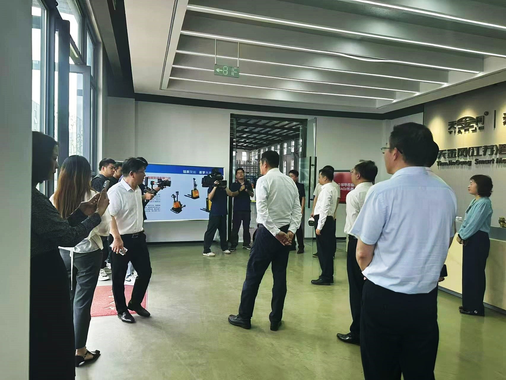 镜头捕捉工业新图景｜泰州摄影协会莅临天金冈，观摩AGV机器人现场运行